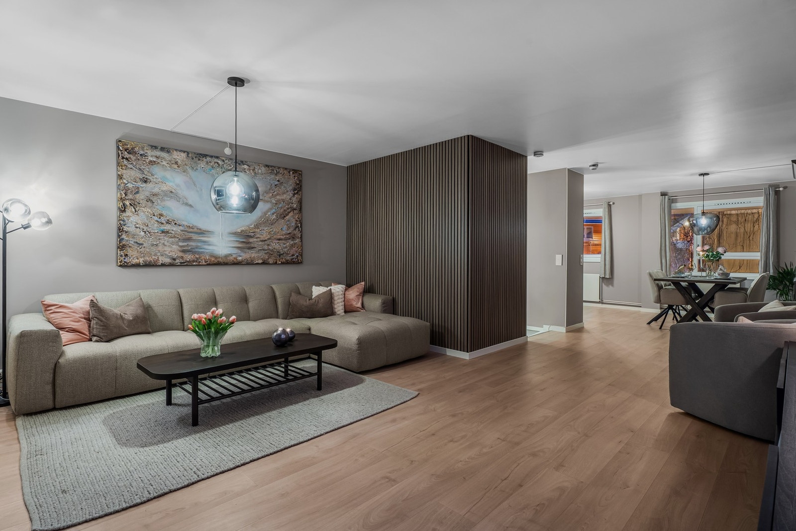 Belysningen kan dimmes via app i overetasjen Galleribilde