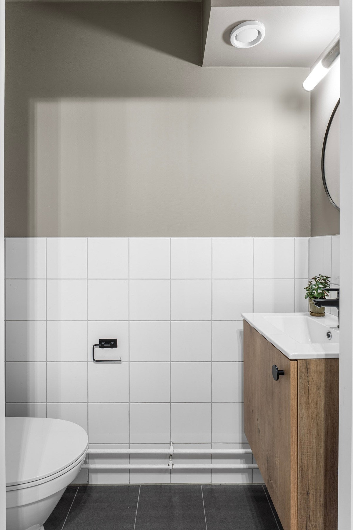 Separat toalettrom med gulvvarme Galleribilde