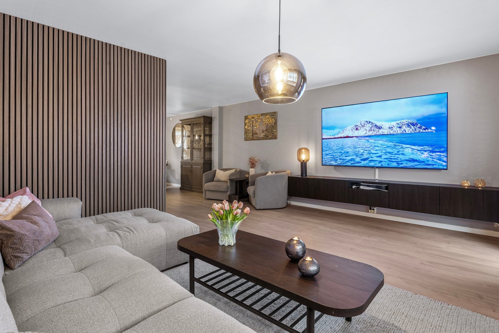 Leiligheten har gjennomgått flere oppgraderinger siden 2025, blant annet nytt 1-stavs laminatgulv og nymalte vegger Galleribilde