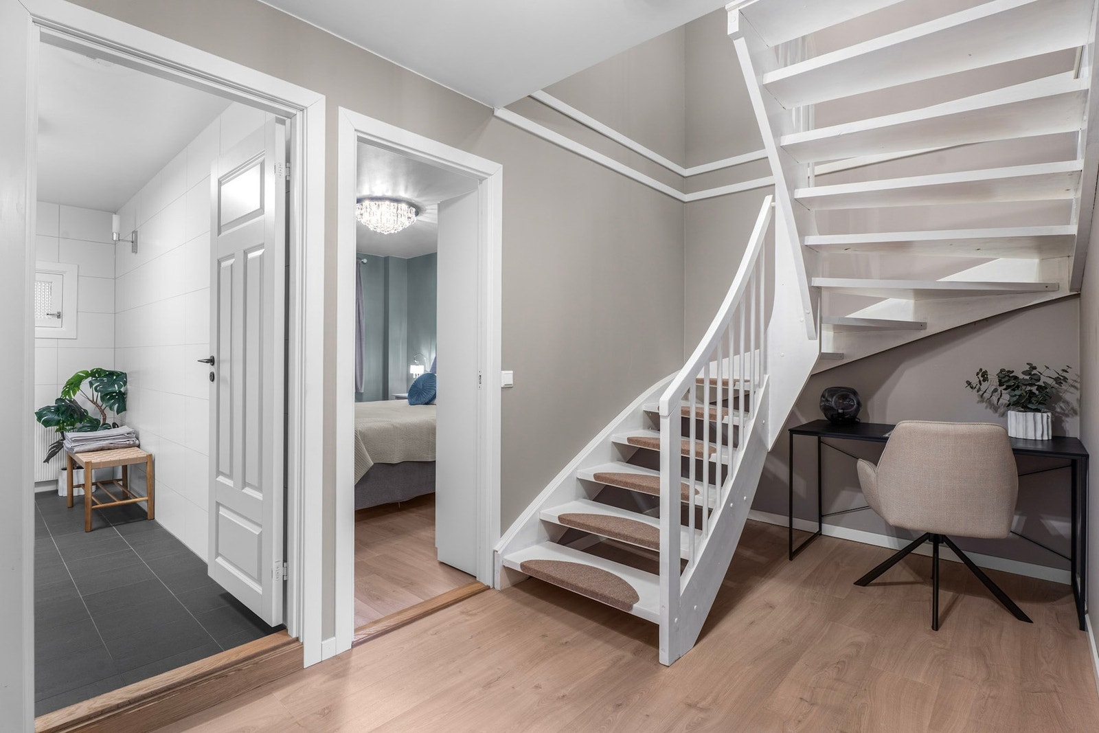 Innbydende trapperom med tilgang til innvendig bod Galleribilde