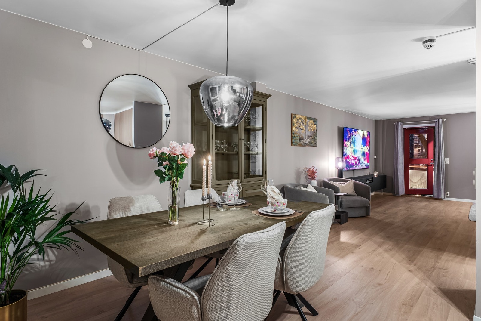 Inviter venner til hyggelige kvelder rundt spisebordet Galleribilde