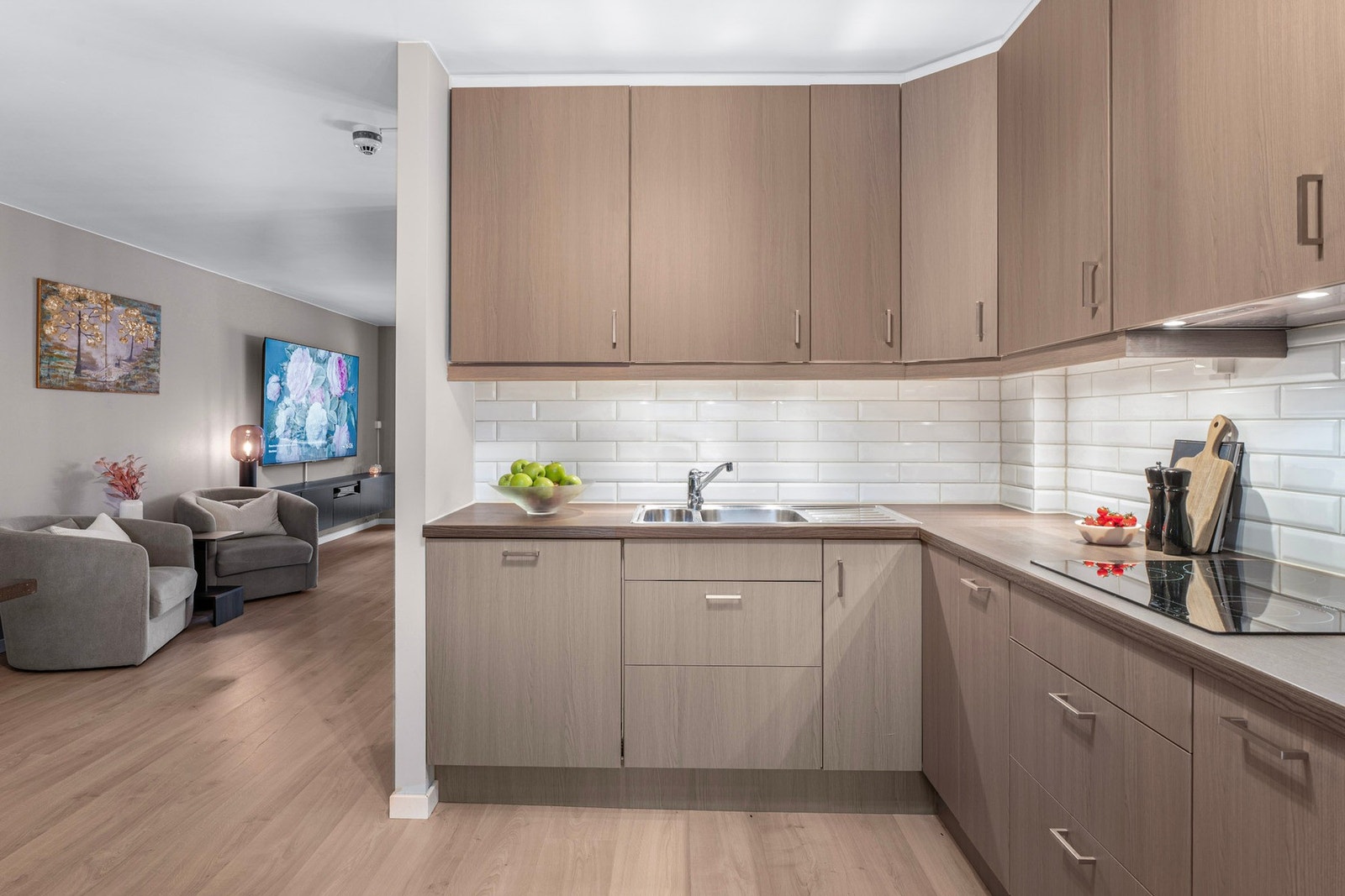 Rikelig skapplass og store, praktiske arbeidsflater Galleribilde