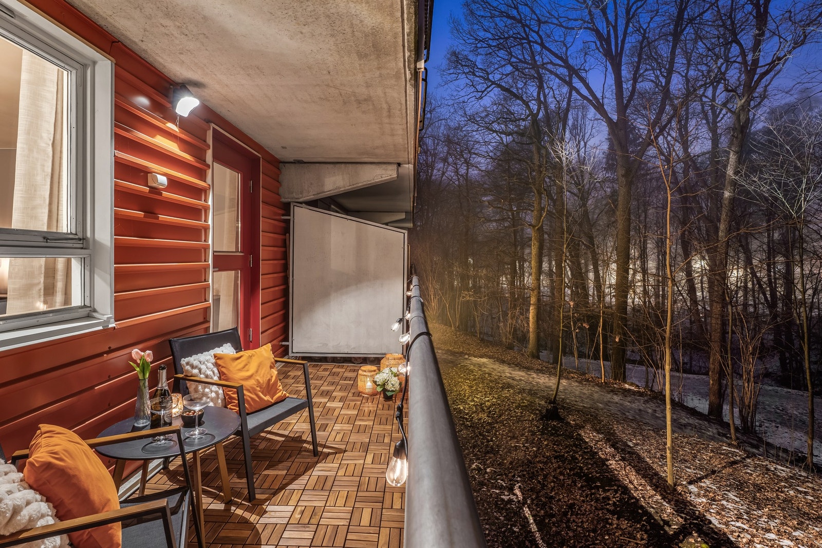 Det er god plass til utemøbler og grill (gass/elektrisk) Galleribilde