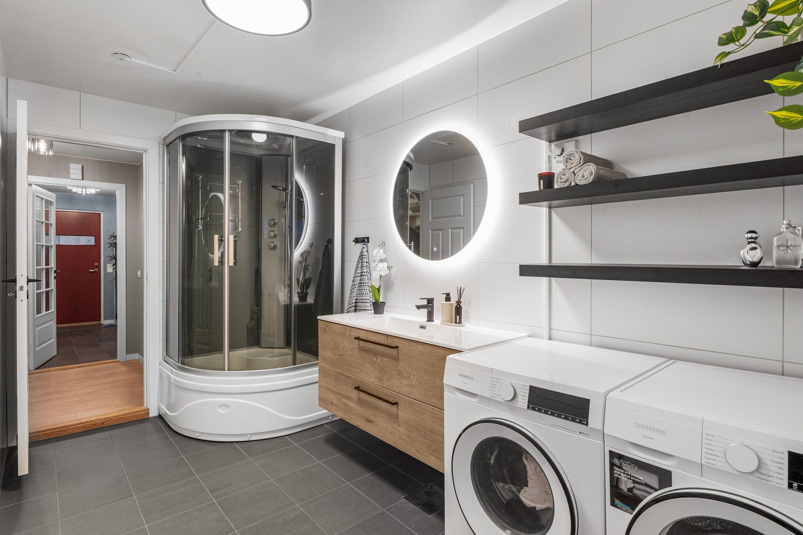 Badet er oppgradert med baderomsinnredning fra 2026 og dusjkabinett fra 2025. Galleribilde