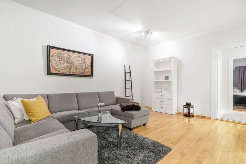 Stuen har plass til både sofagruppe og spisestue Galleribilde