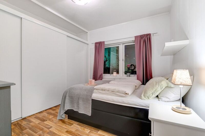 Skyvedørsgarderobe langs hele endeveggen på soverommet Galleribilde