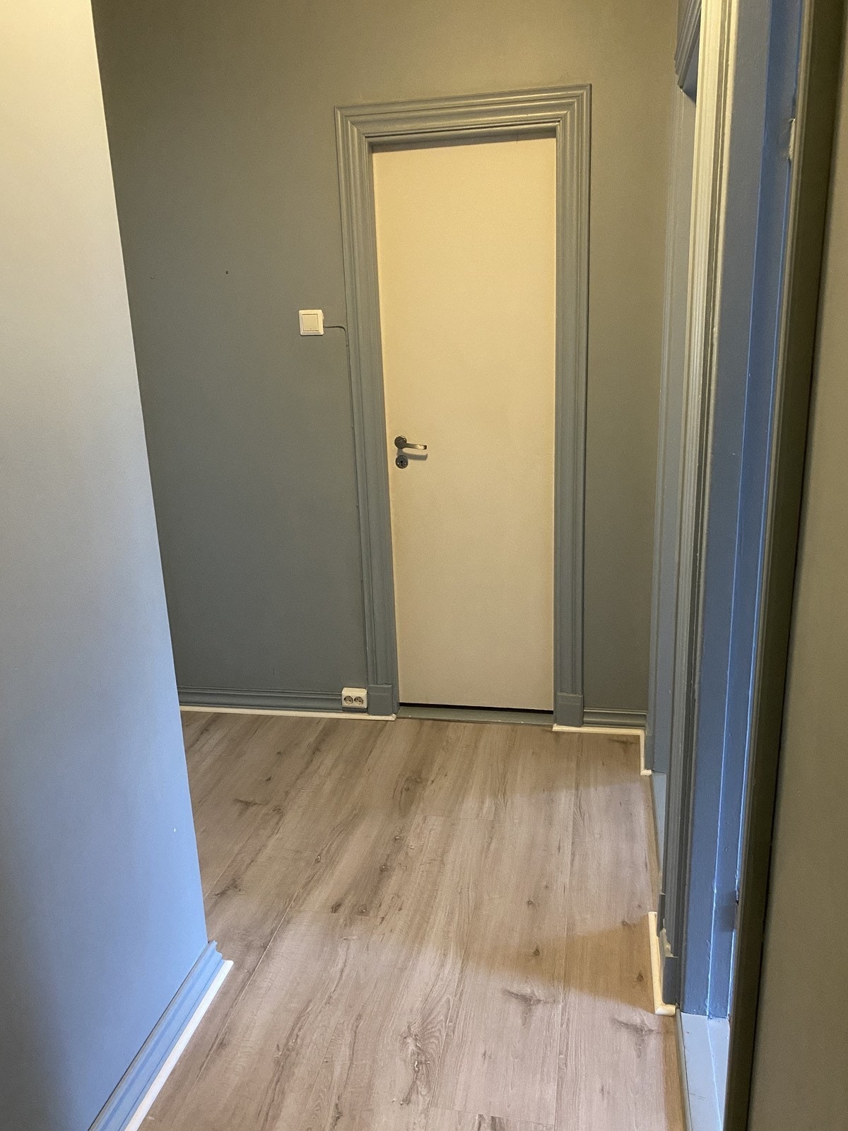 Deler av leiligheten er pusset opp med nytt gulv og malte vegger Galleribilde