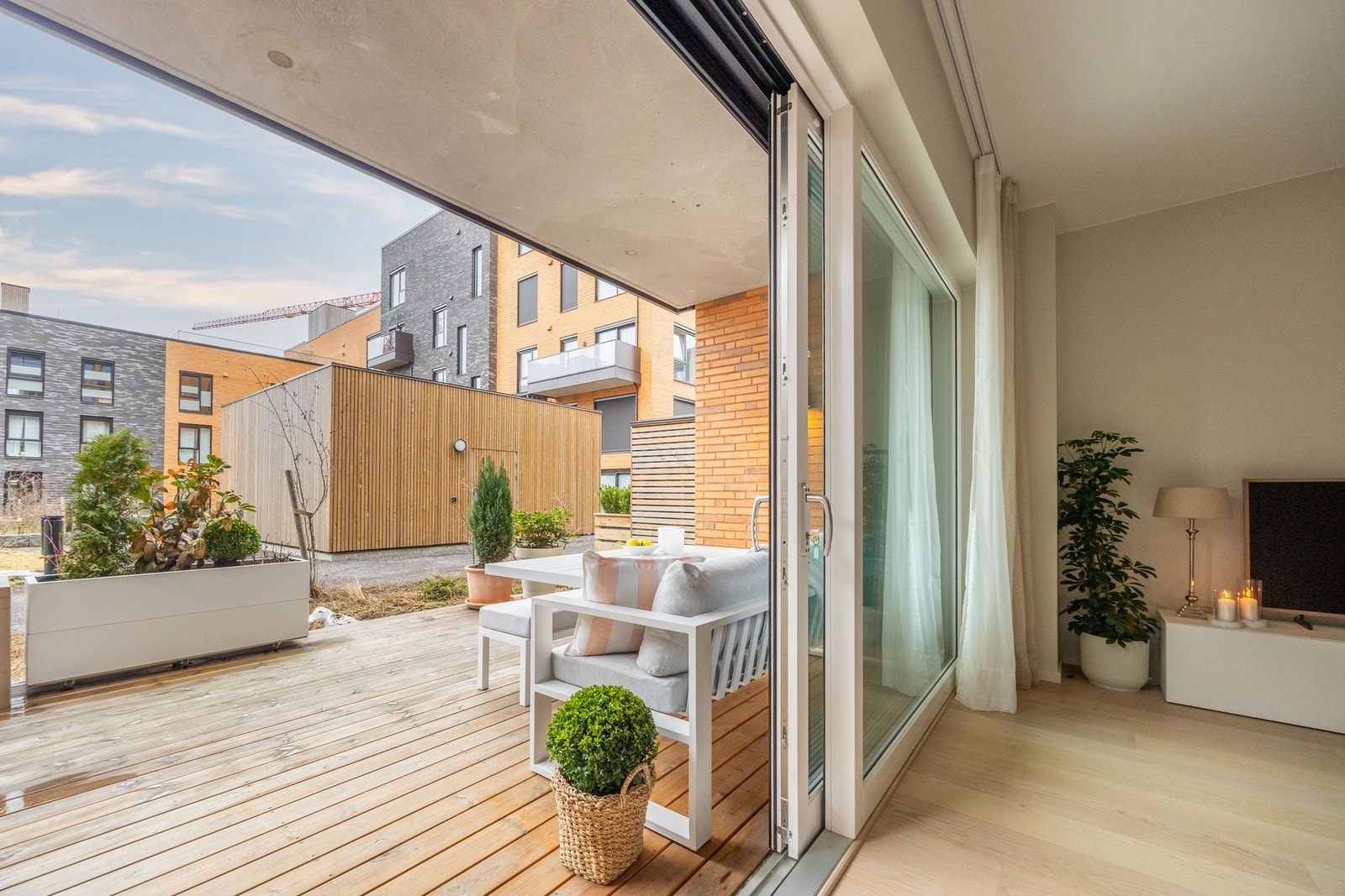 Fra stue og kjøkken er det utgang til en stor terrasse på hele 16 kvm. Galleribilde