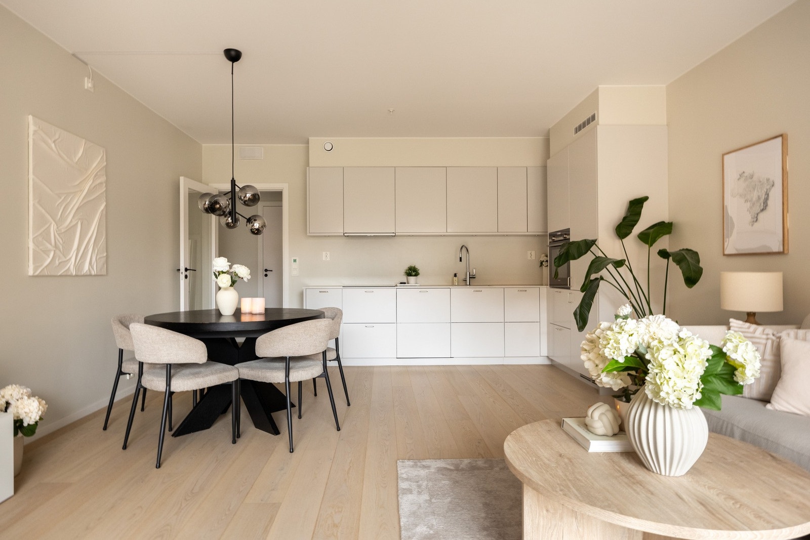 Strøken 3-roms leilighet fra 2024 med stor terrasse på hele 16 kvm, høy standard og effektiv planløsning. Galleribilde