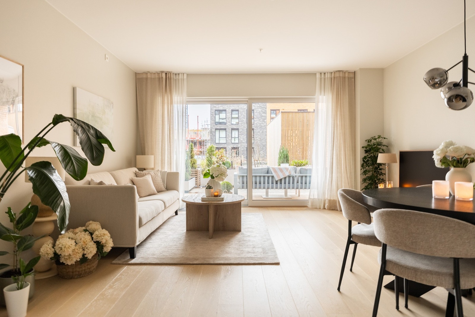 Leiligheten har store vindusflater som slipper inn rikelig med naturlig lys. Galleribilde