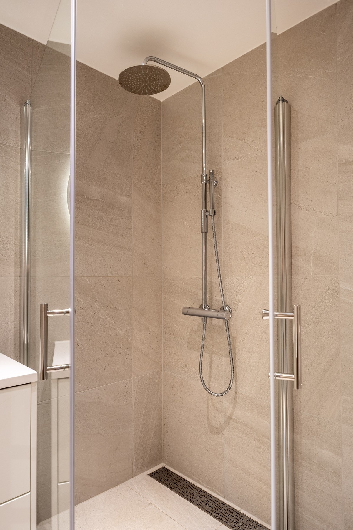 Romslig dusjsone. Badet har mekanisk avtrekk. Galleribilde