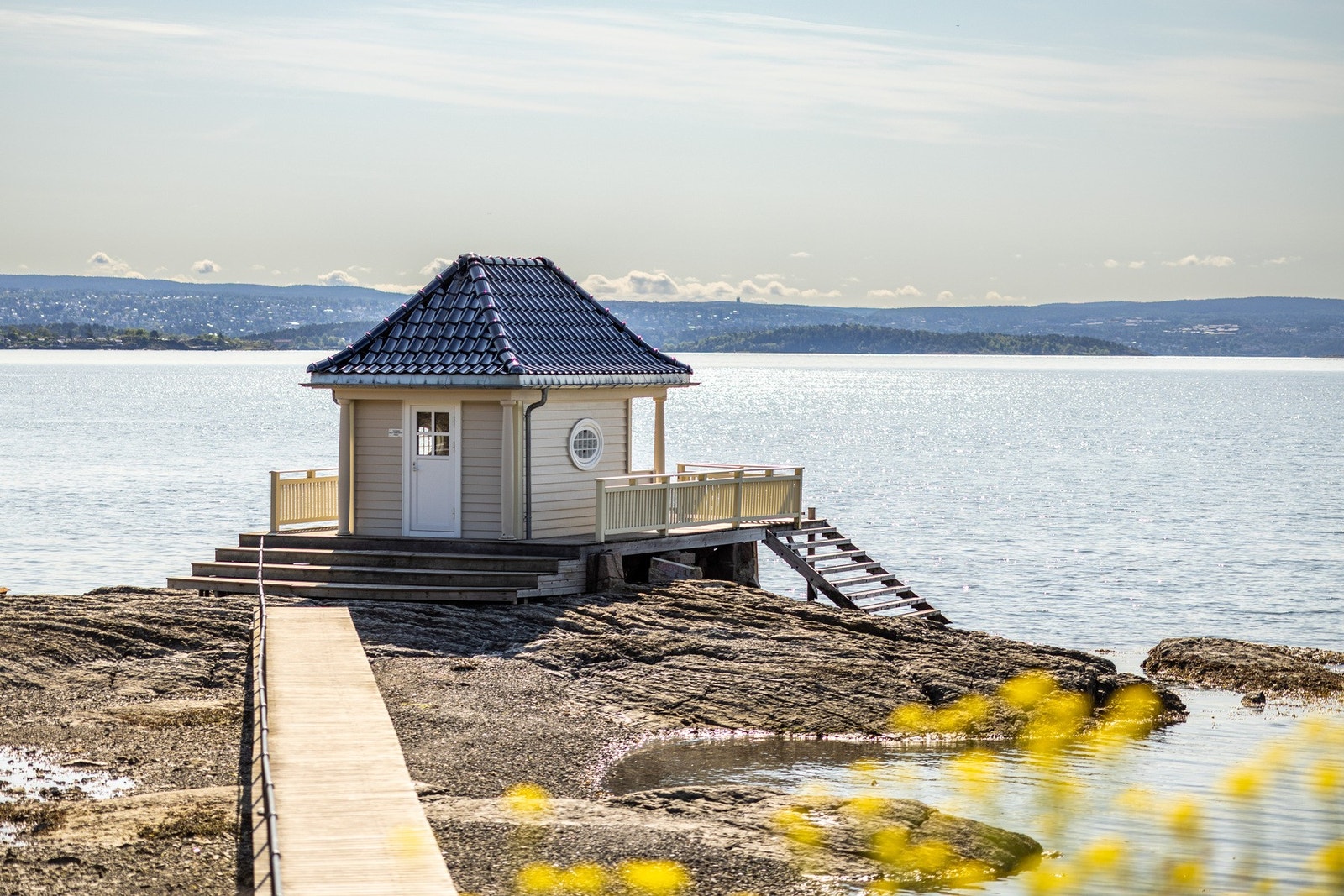 Kort vei til kollektivtransport, butikker, restauranter, flotte turområder og sjøen. Galleribilde