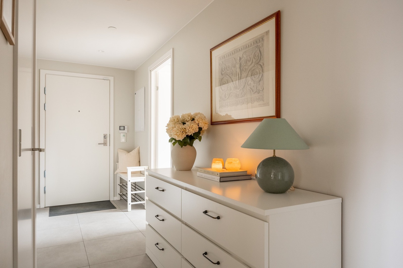 Velkommen inn i en lys og romslig entré/gang med plass til ønskelig møblement. Galleribilde