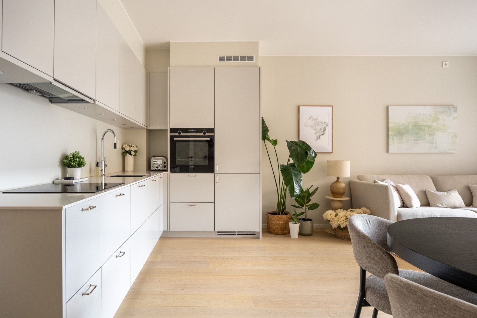 Kjøkkenet fremstår sosialt og luftig, med lekre løsninger og godt med både skap- og benkeplass. Galleribilde