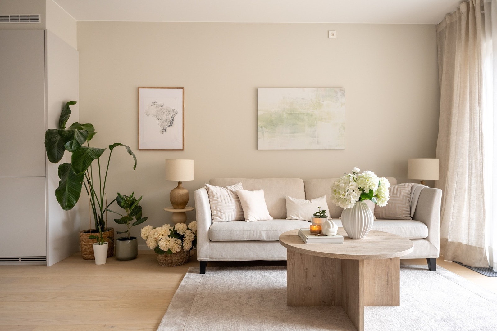 Stuen er romslig og kan enkelt innredes med både sofa- og spisesone. Galleribilde