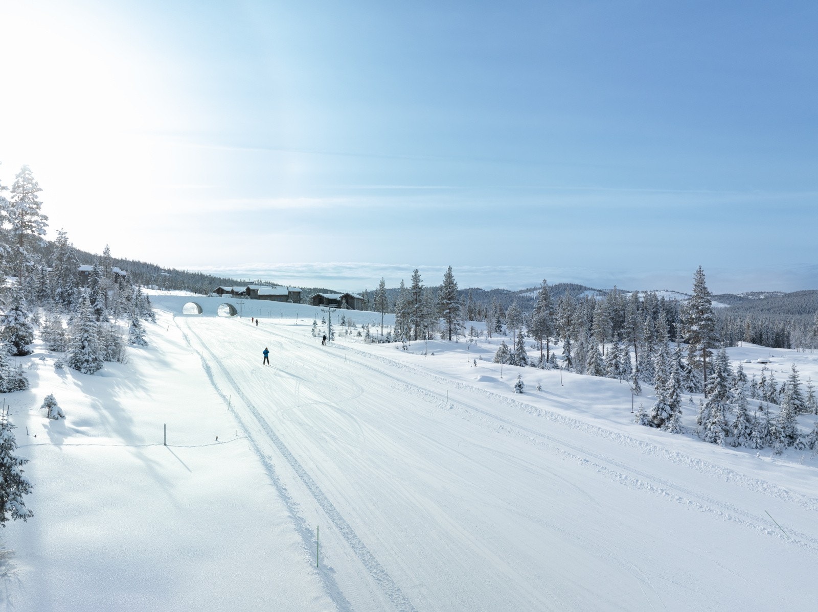 Fra hytta går du sørover med solen i ansiktet innover i et imponerende løypenett mot og etterhvert på snaufjellet. Galleribilde
