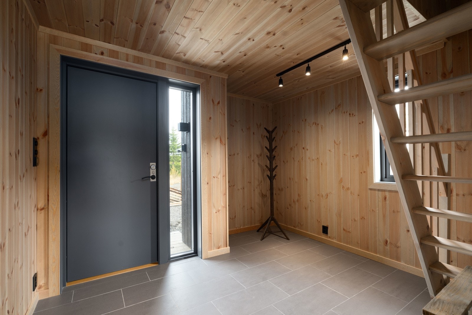 Pent og romslig inngangsparti med plass til oppheng for jakker og sko. Her har du også varmekabler i gulvet, en luksus du vil sette stor pris på vinterstid! Galleribilde