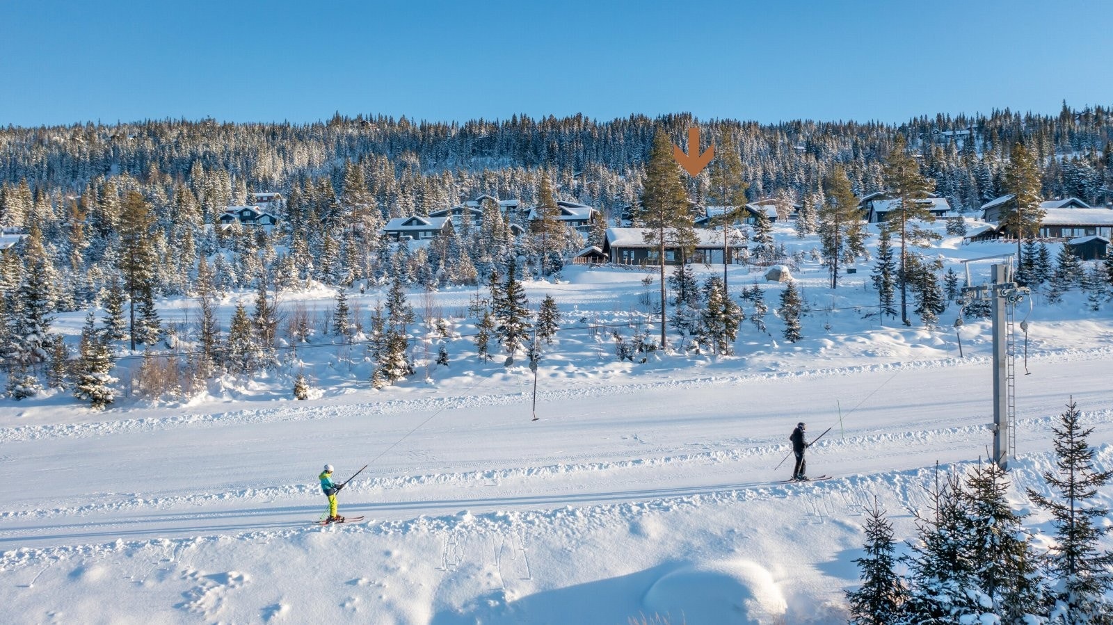Hytten sett fra andre siden av barnebakken Galleribilde