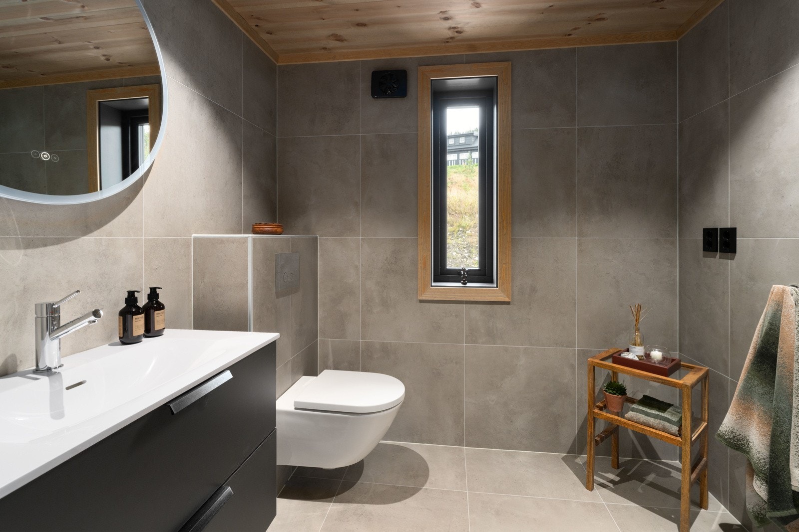 Hytta har 2 baderom med flislagte gulv og vegger, samt varmekabler i gulv. Det er 30x60cm fliser på gulv med tilhørende mozaikkfliser i dusjnisje og 30x60cm fliser samt beiset panel i himling. Galleribilde