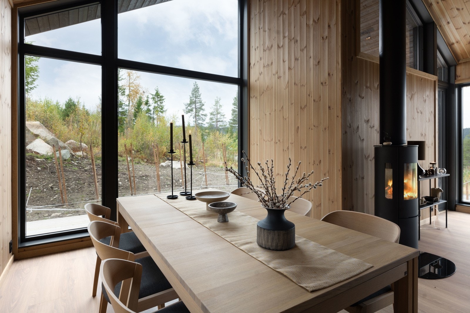 I stuen har du god plass til å innrede etter ønske, og hytta er i dag innredet med langbord samt sofaseksjon Galleribilde