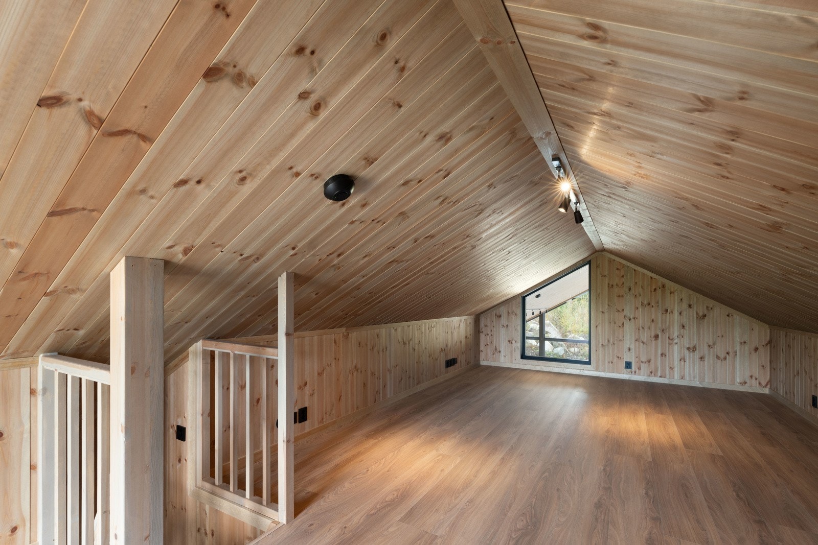 Ved å ta trappen opp fra entreen kommer du opp til hemsen som føles lys og luftig. Galleribilde