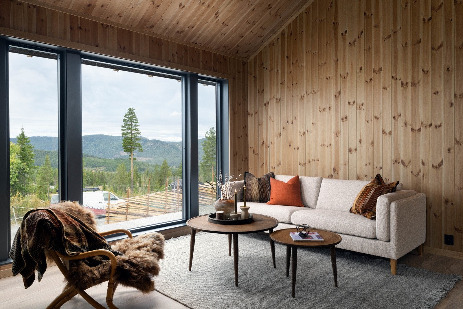 Store vindusflater som gir godt lysinnslipp. Galleribilde