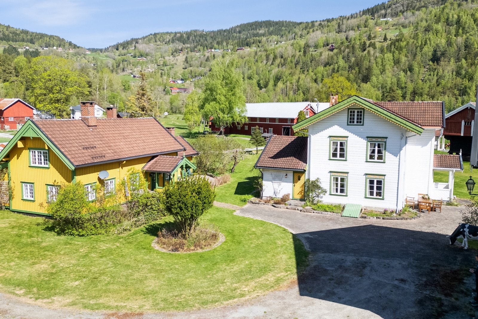Velkommen til dette flotte gårdsbruket i landsbyen i Flatdal i Seljord kommune Galleribilde