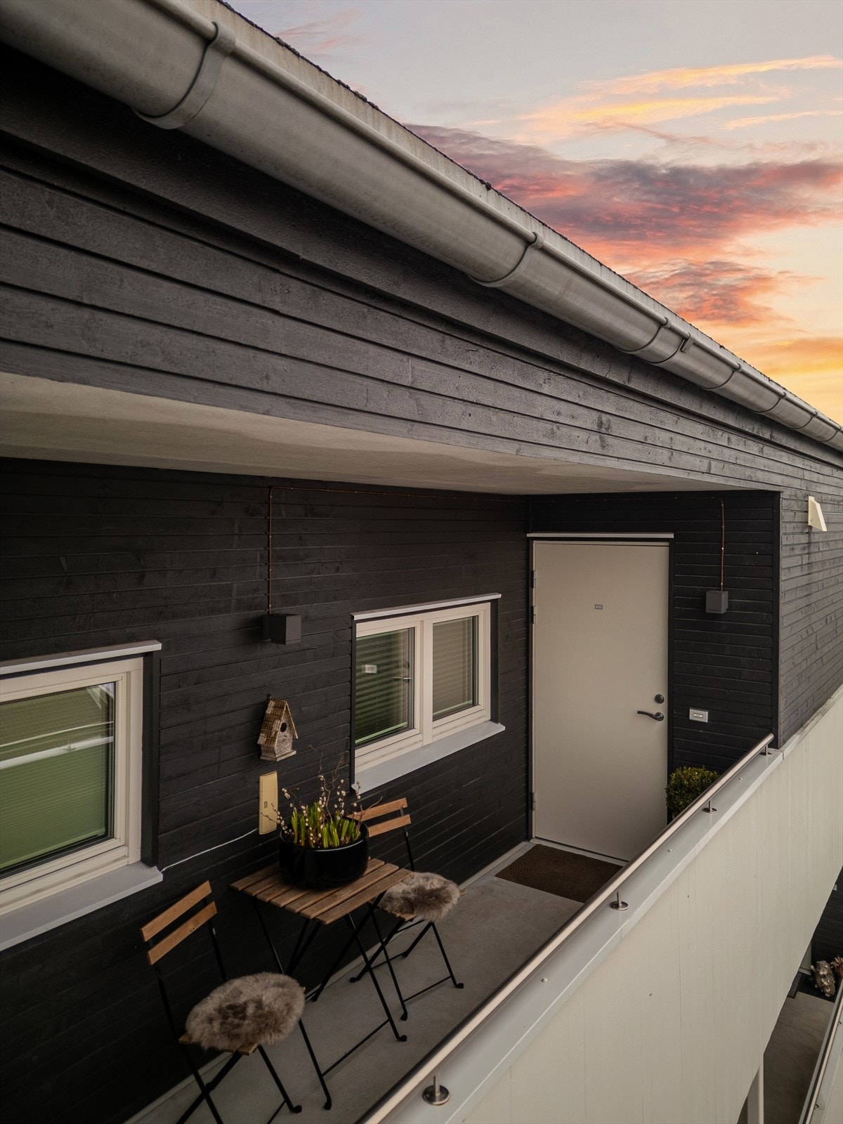 Inngangspartiet med plass for en kopp kaffe i morgesolen Galleribilde