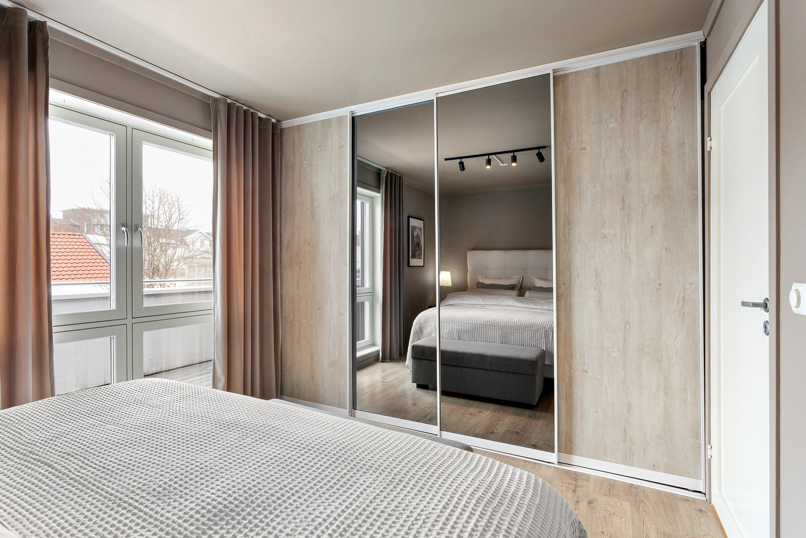 Soverom 1 med praktisk oppbevaring i skyvedørsgarderobe Galleribilde