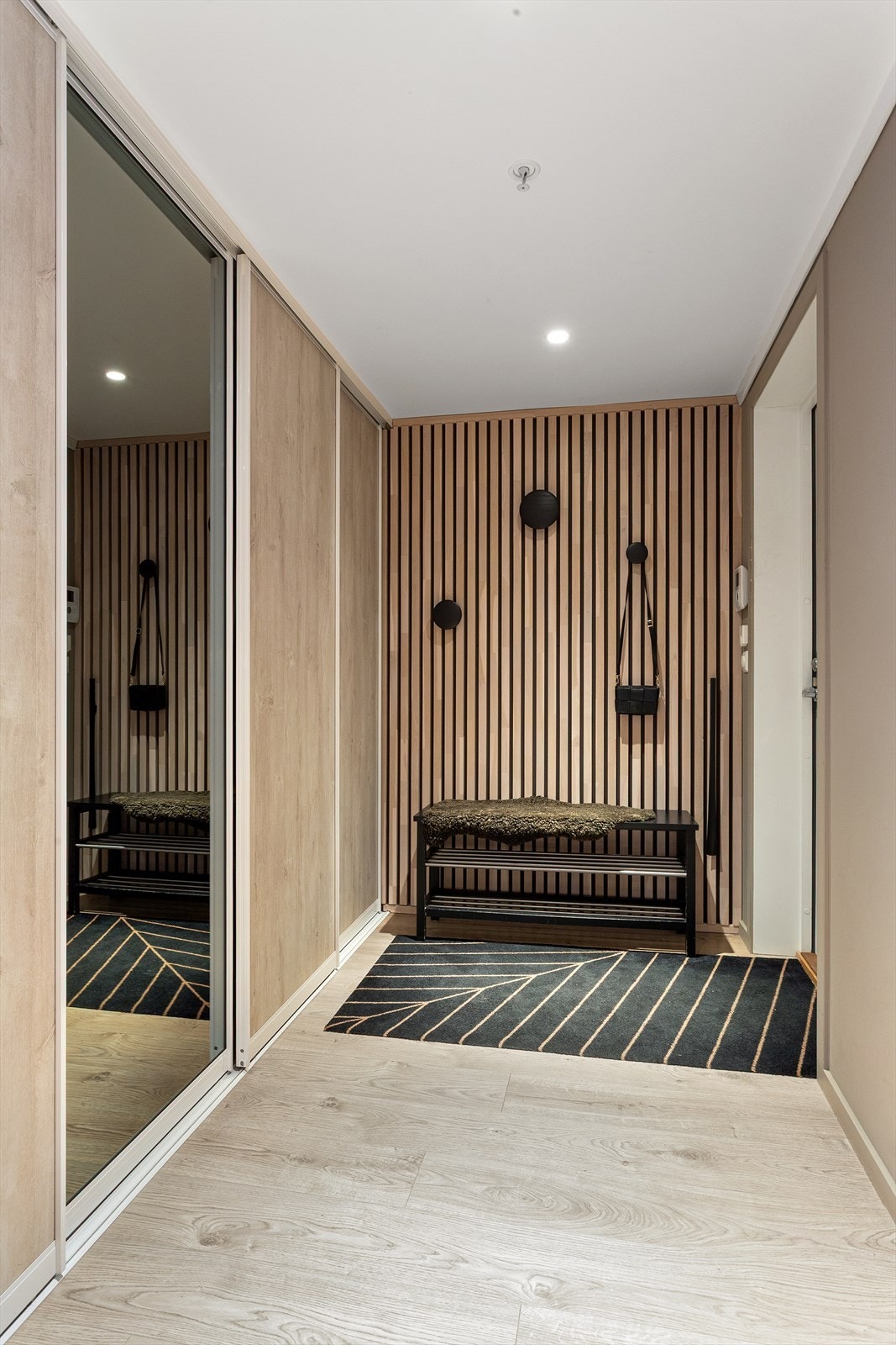 Entré med oppbevaring i skyvedørsgarderobe. Galleribilde