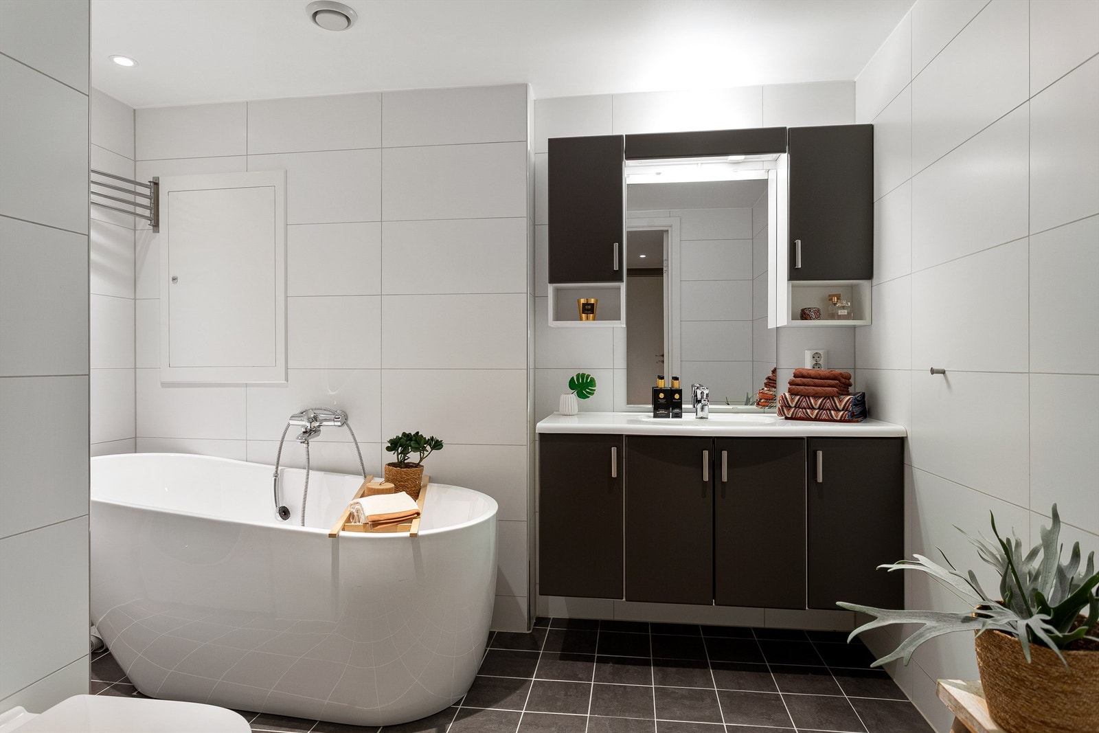 Bad 1: Flislagt bad med gulvvarme. Downlights i himlingen. Innredet med vegghengt servantinnredning, vegghengt toalett, speil med overlys og badekar. Galleribilde