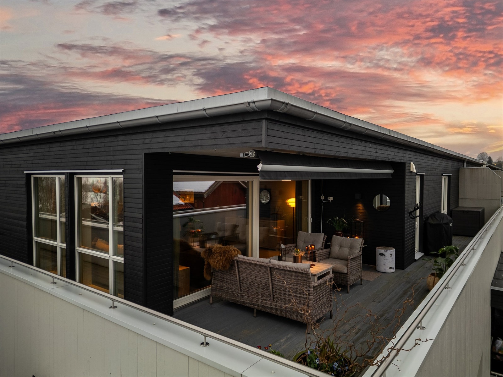 Stor og god markise utenfor overbygget del av balkongen Galleribilde