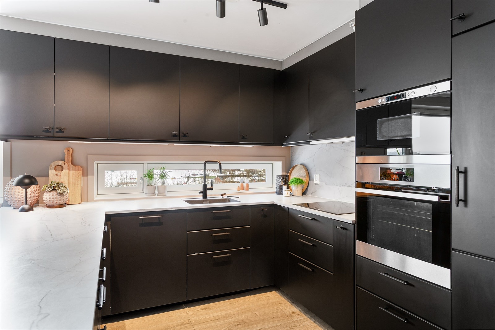 Integrert stekeovn, platetopp, oppvaskmaskin, mikrobølgeovn og kjøleskap som medfølger eiendommen. Galleribilde