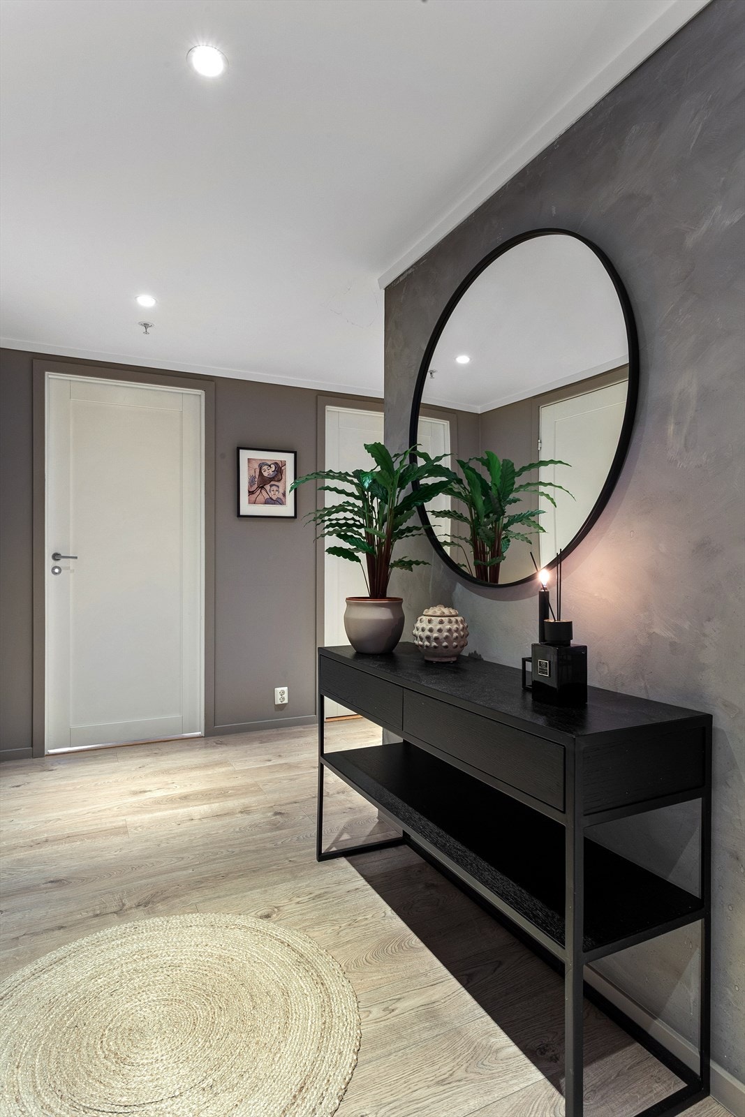 Hele leiligheten er pent malt i tidsriktige farger og gir et meget godt inntrykk - klar for innflytting! Galleribilde