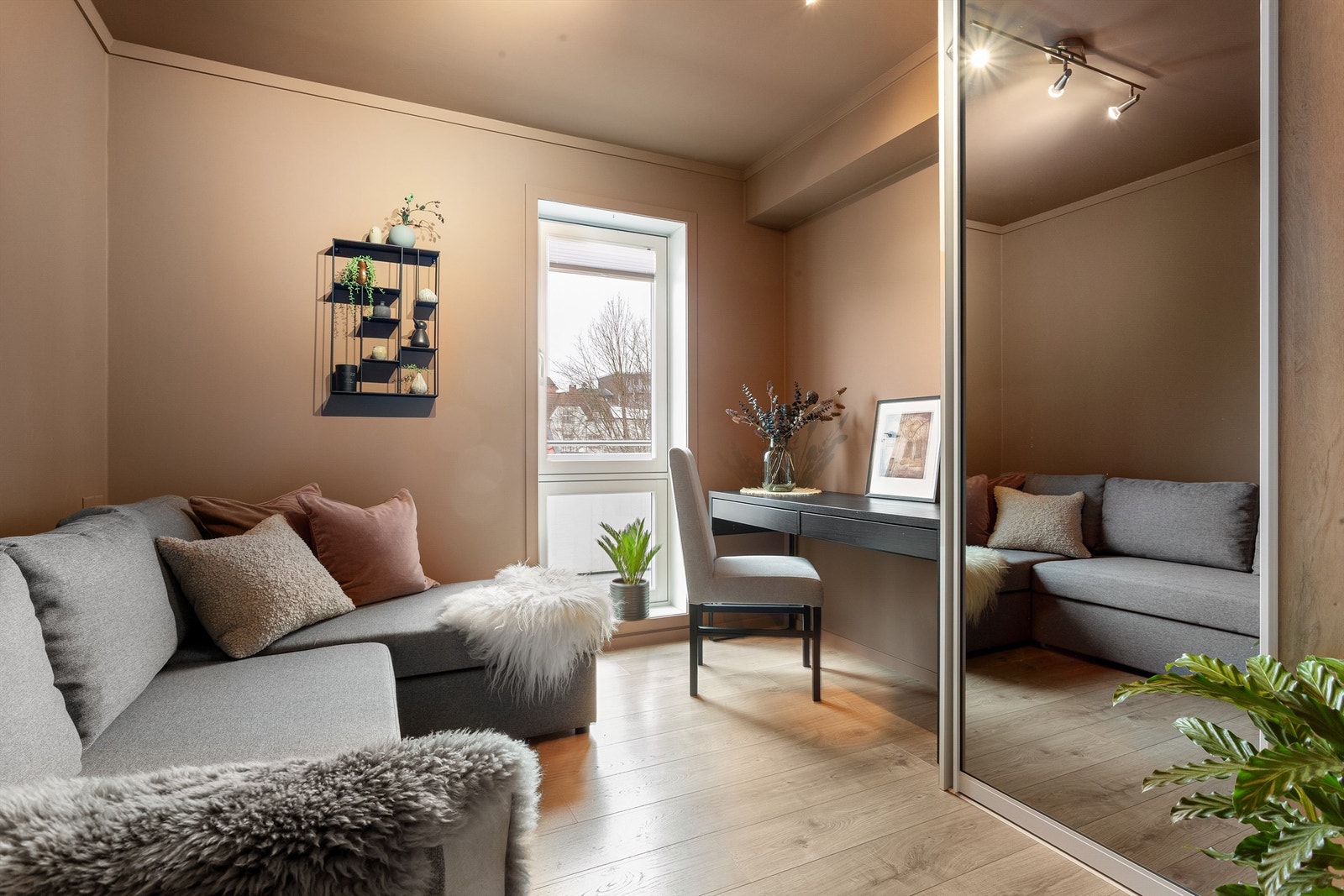 Soverom 2 med skyvedørsgarderobe Galleribilde