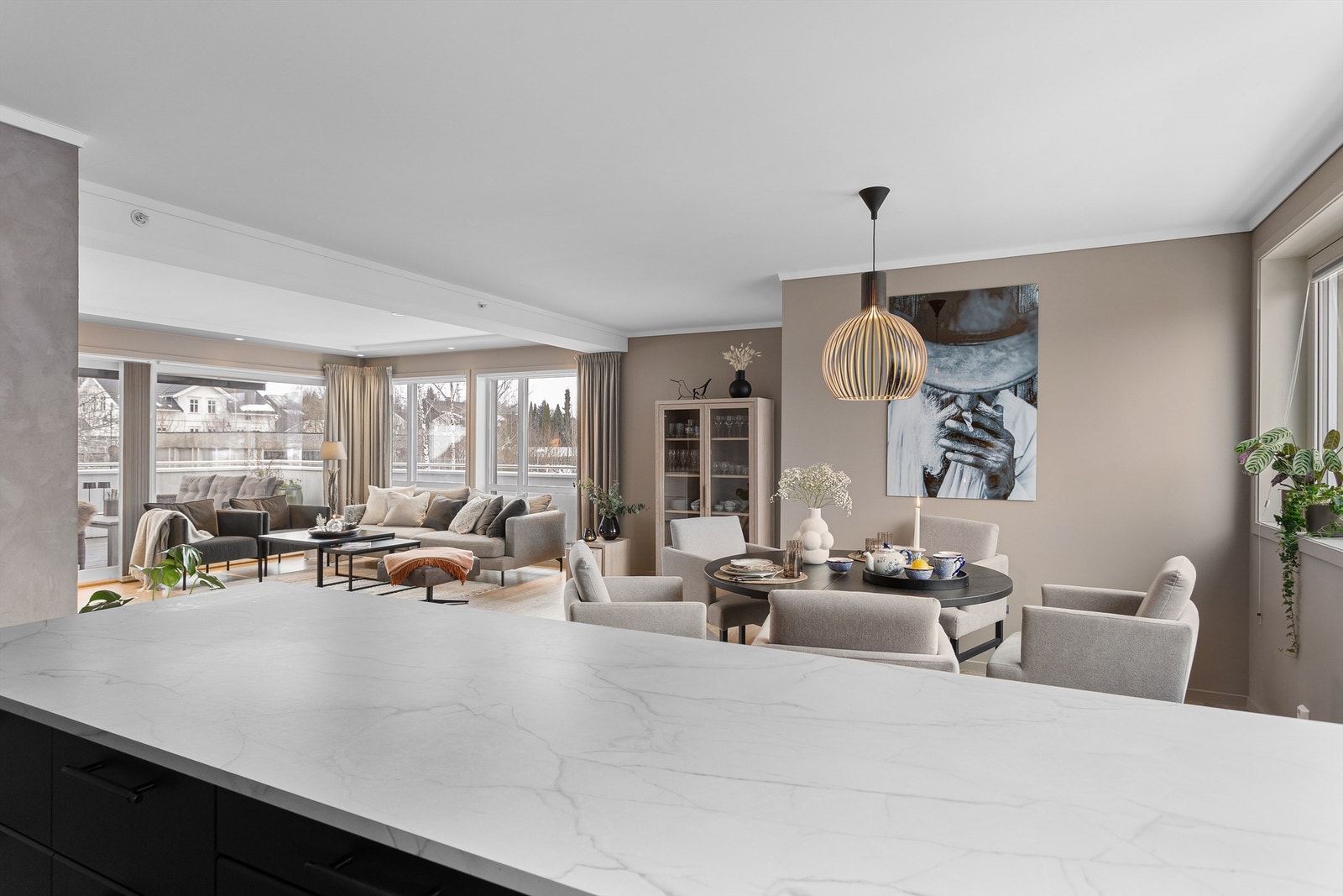 Åpen løsning mellom stue og kjøkken Galleribilde