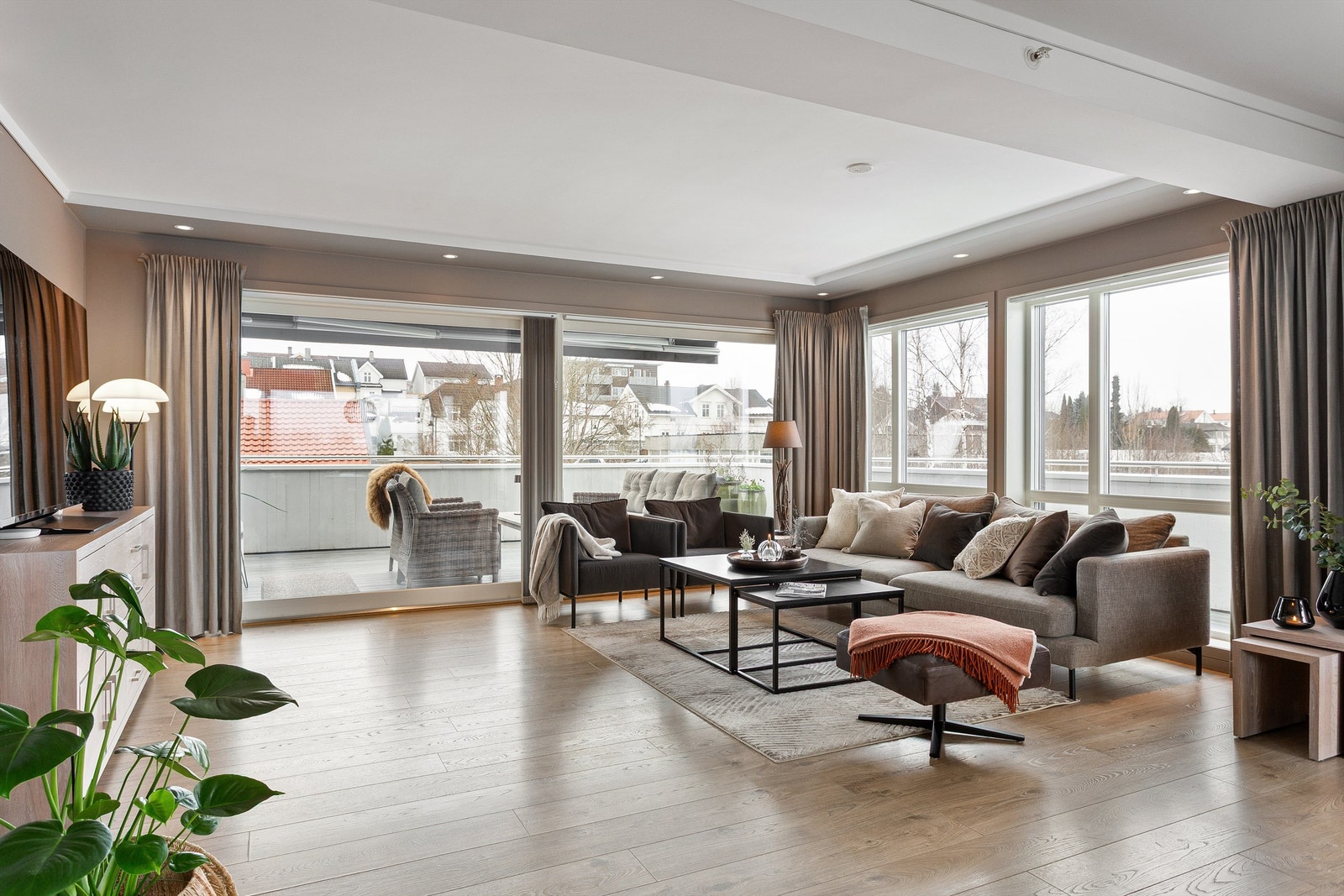 Utgang fra stuen til uteplass på stor og flott balkong Galleribilde