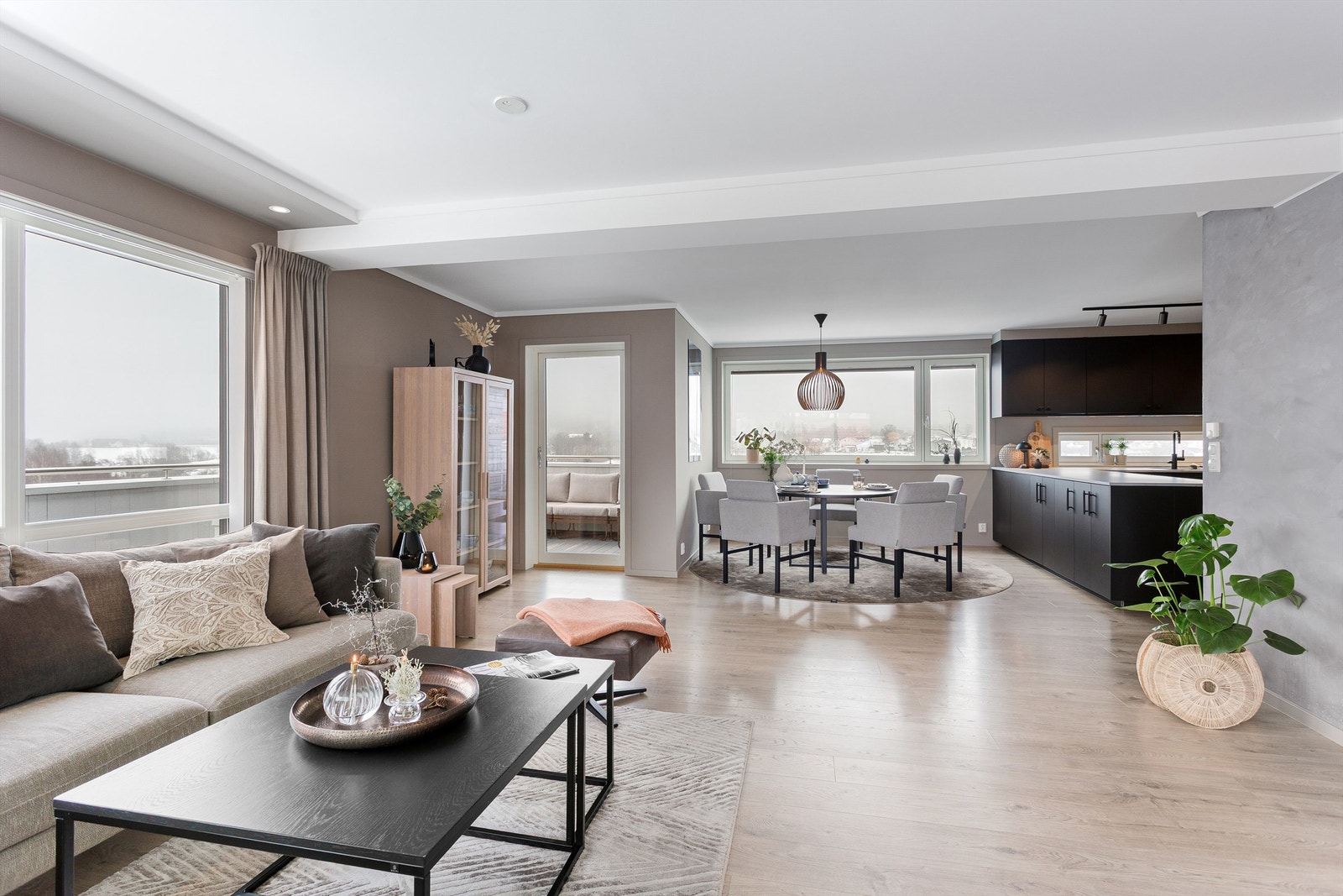 Utgang til balkong på to sider av stuen Galleribilde