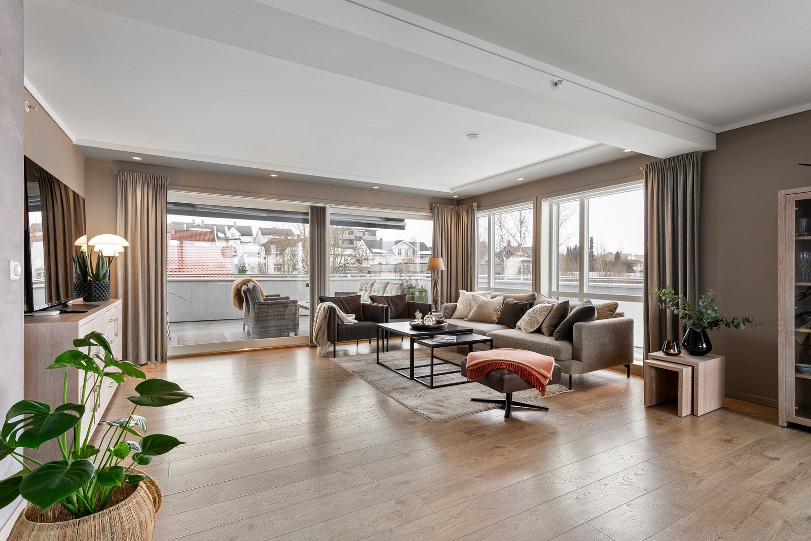 Lameller innvendig på alle store stuevinduer. I tillegg er det en terrassemarkise. Galleribilde