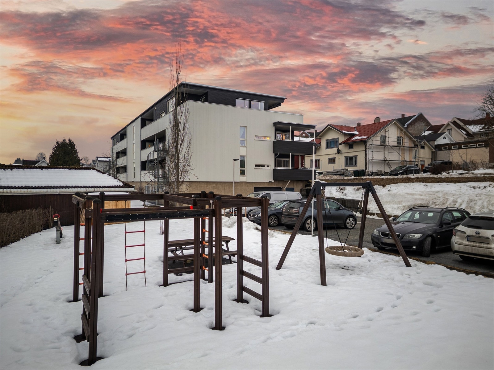 Kommunal lekeplass rett ved sameiets parkering. Galleribilde