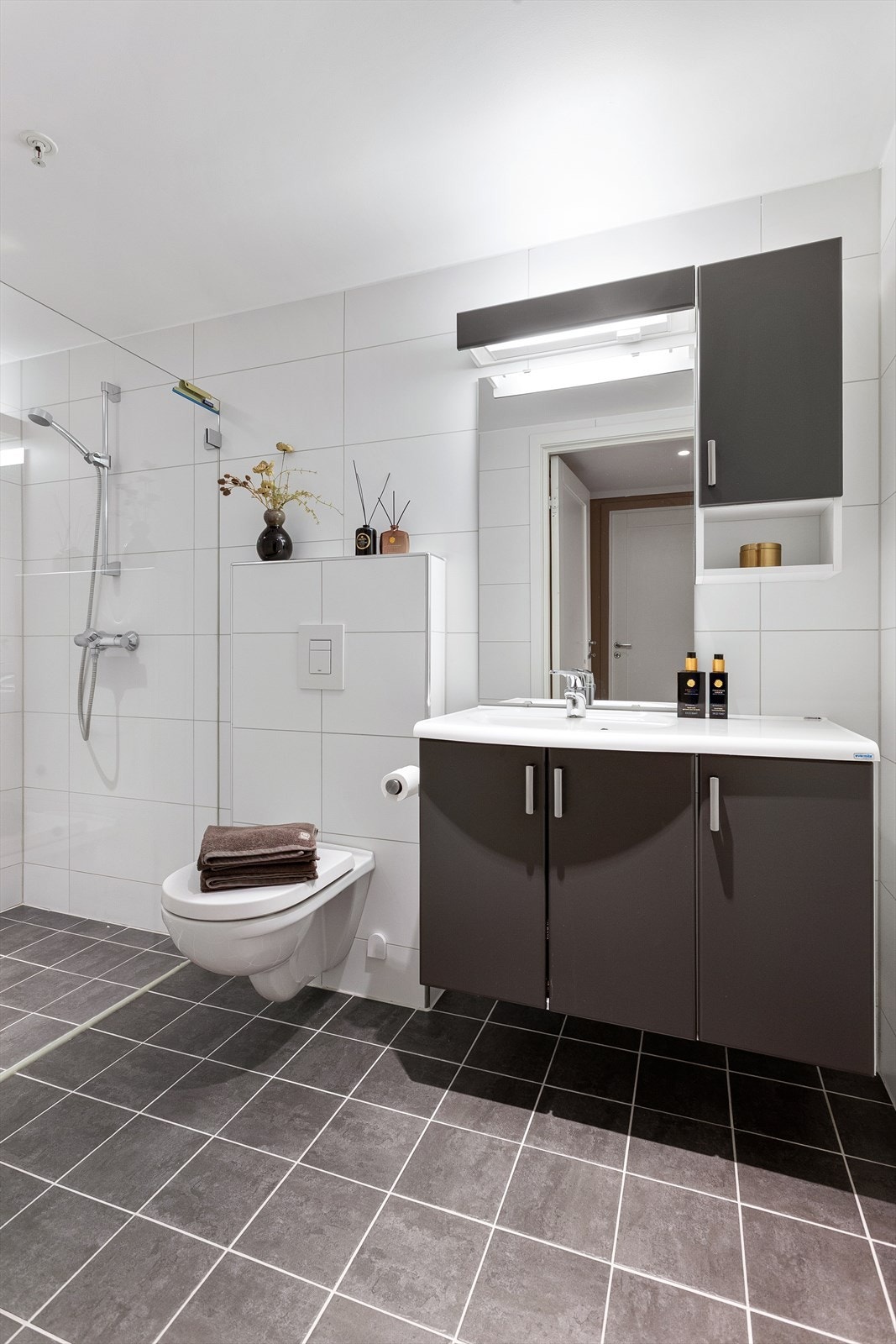 Bad 2: Flislagt bad med gulvvarme. Innredet med vegghengt servantinnredning. Speil med overlys. Dusjnisje med glassvegg og vegghengt toalett. Galleribilde