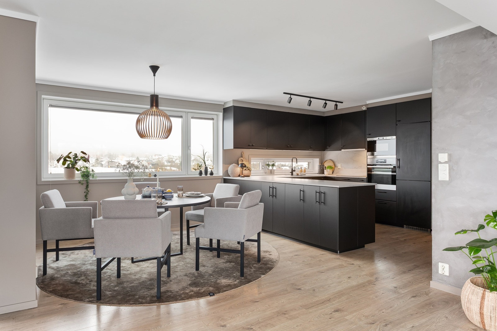 Plass til spisebord - flott utsikt! Galleribilde