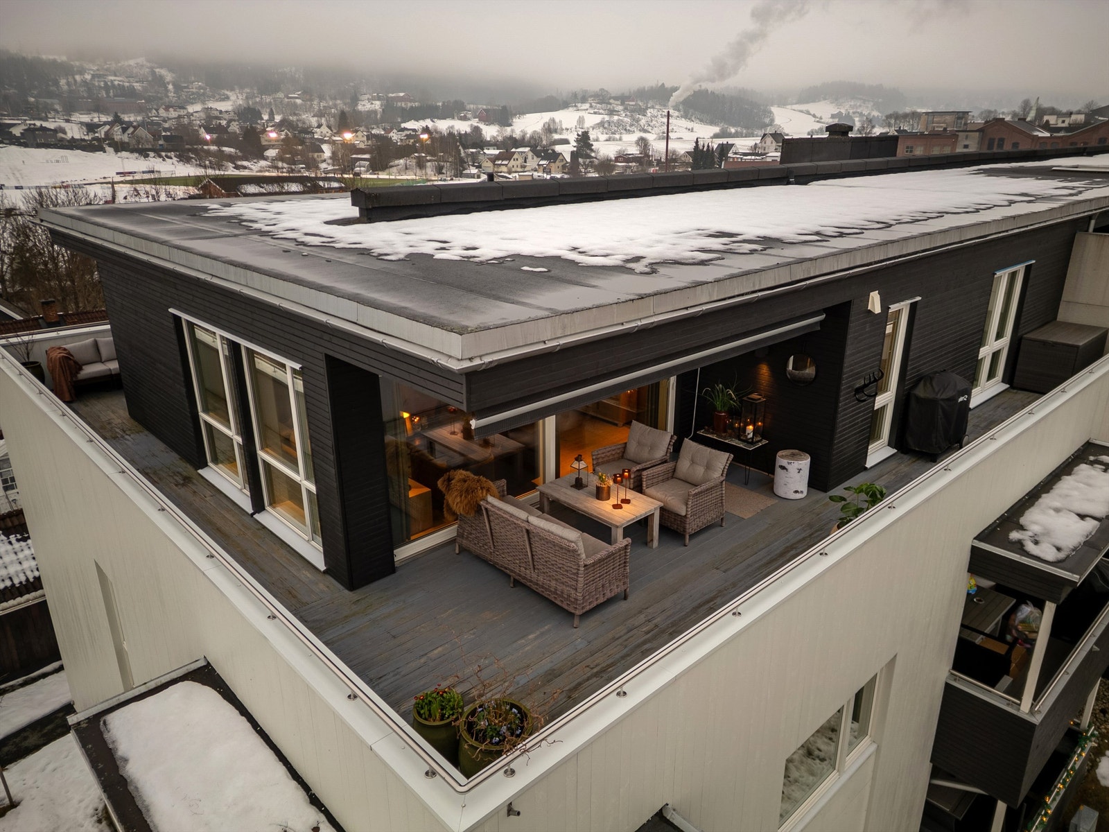 Balkongen strekker seg rundt tre sider av leiligheten Galleribilde