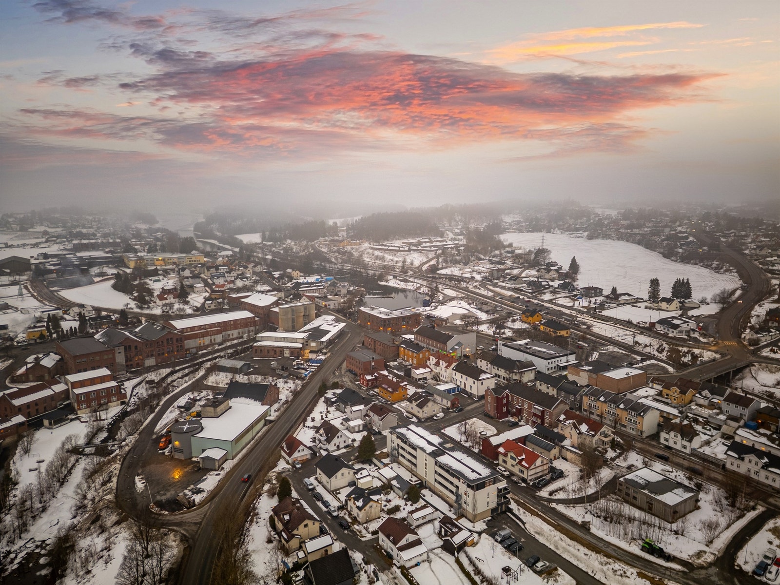 Vestfossen sentrum med bl.a. legekontor, restaurant, skoler, kafe og matbutikker Galleribilde