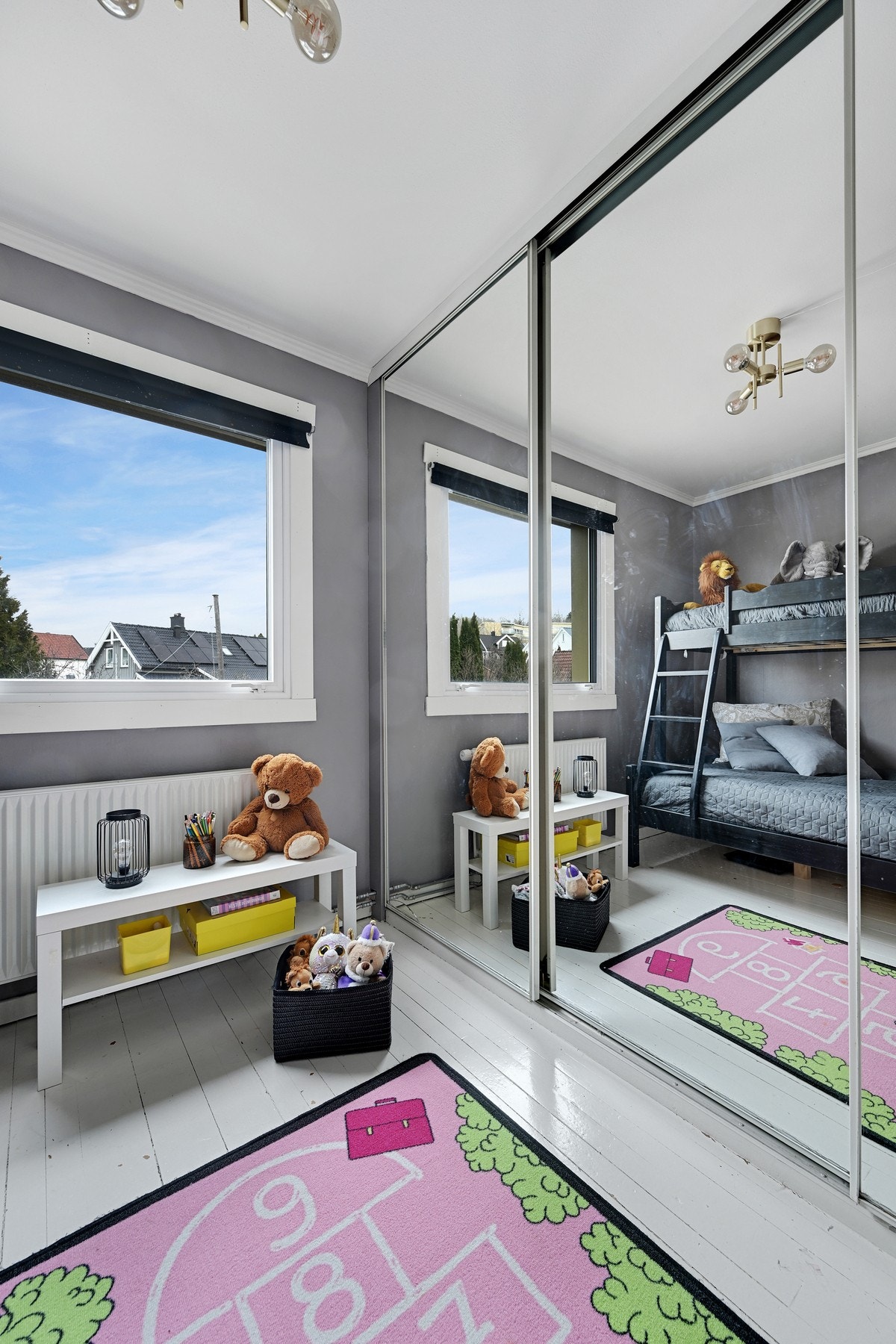 Det er god plass til seng og pult på barnesoverommet. Det er også her skyvedørsgarderobe med god plass til klær og utstyr Galleribilde