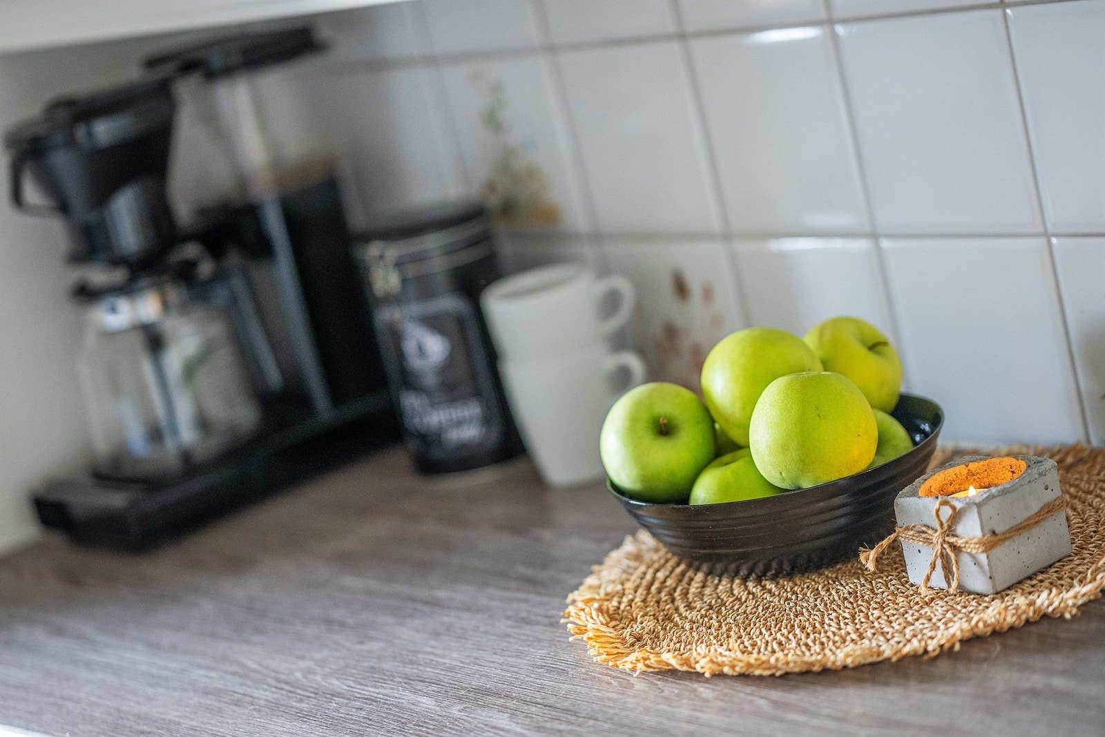 Det er pene fliser mellom benken og overskapene Galleribilde