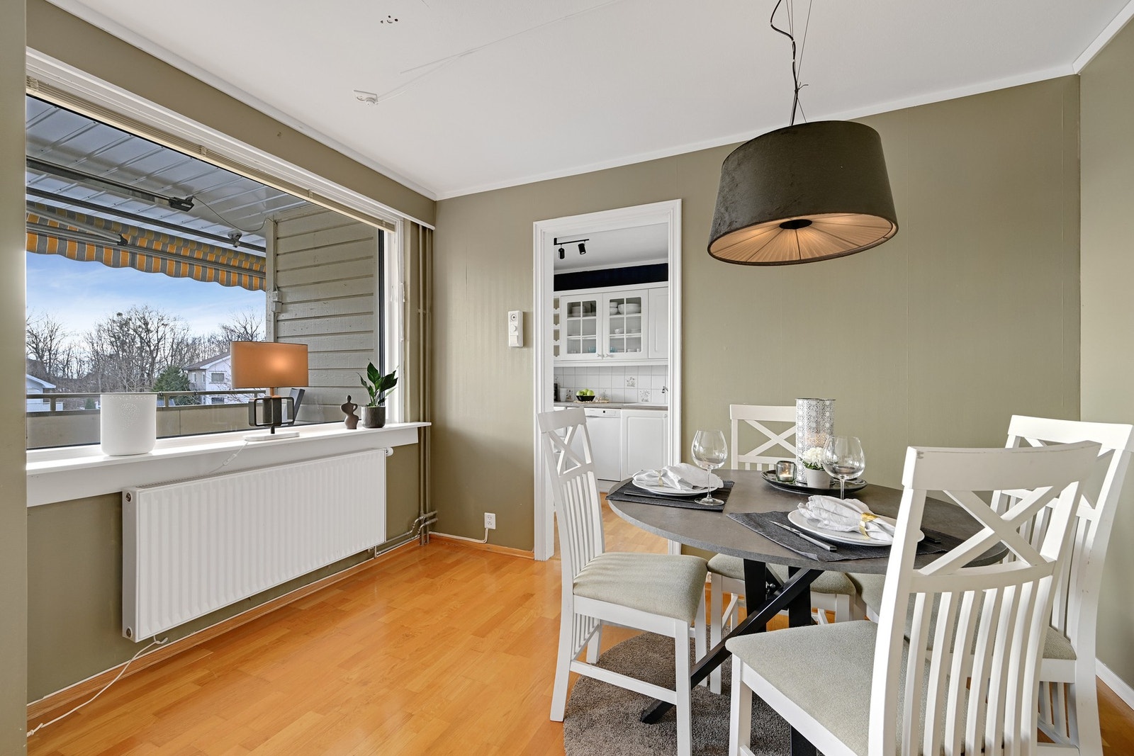 Det er store vinduer i leiligheten som slipper naturlig lys inn. Oppvarming via radiatorer. Galleribilde