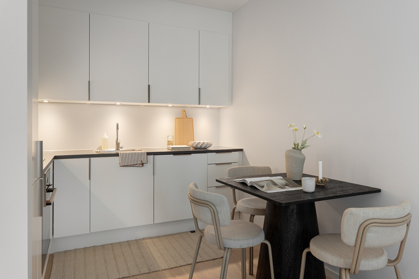 Kjøkkenhjørnet er godt utnyttet med skap, skuffer og benkeplass. Galleribilde