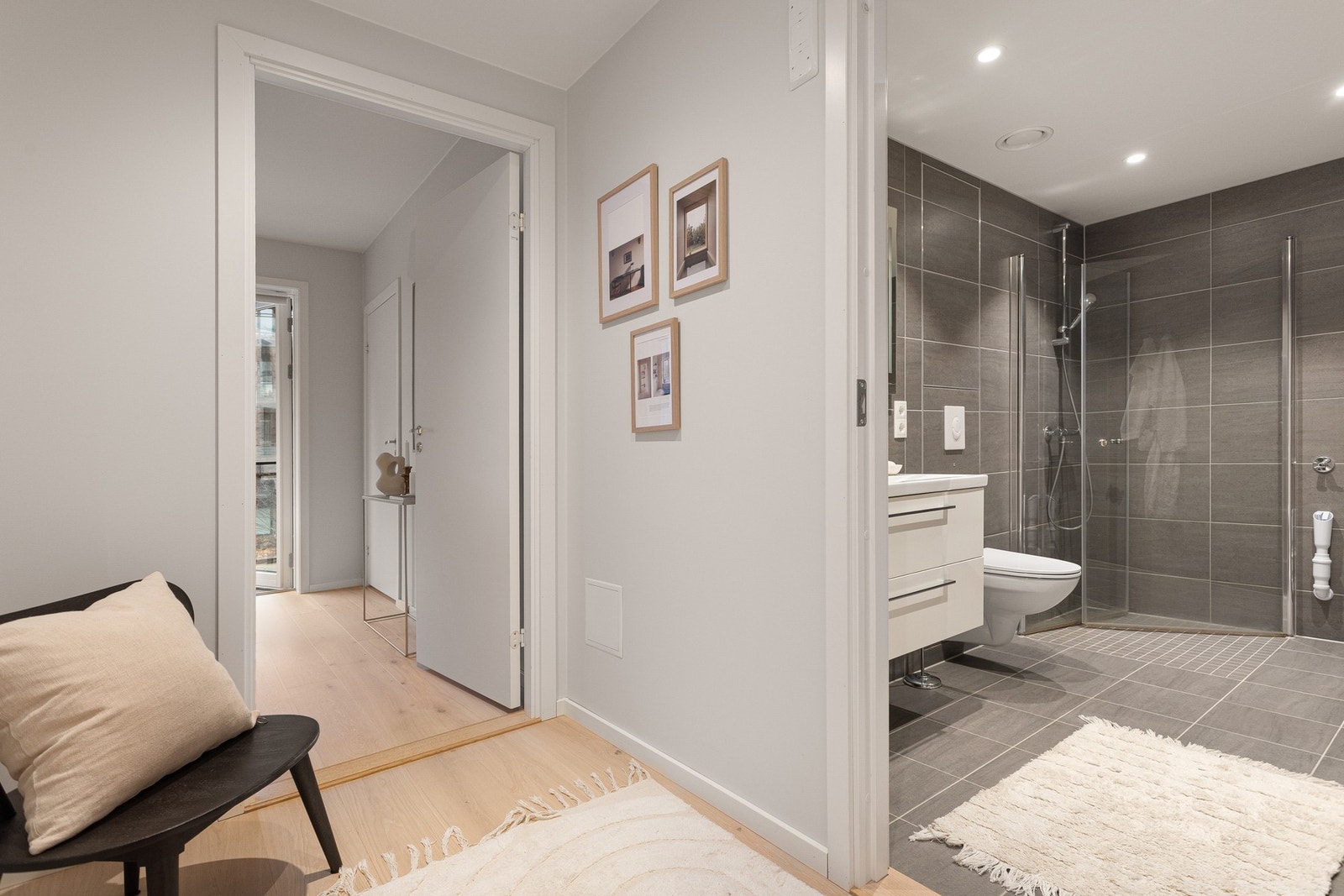 Her møtes du av en lys entré med flott parkett på gulv og lysmalte overflater. Galleribilde