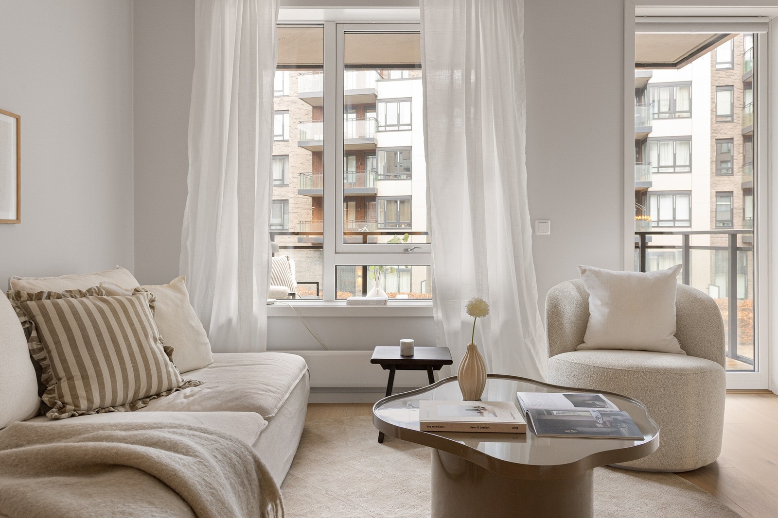 Store vindusflater og god takhøyde gir en luftig romfølelse. Galleribilde